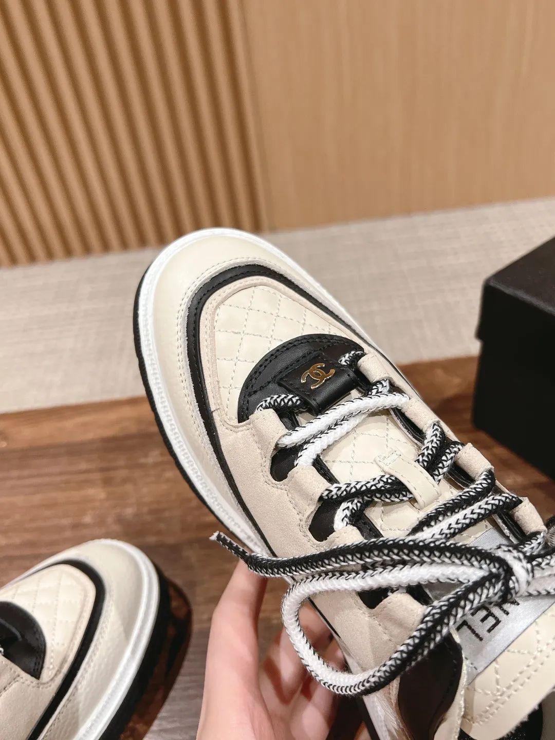 👟👟Ex-factory price 560👟👟 𝐂𝐇𝐀𝐍𝐄𝐋 Chanel’s new Milan catwalk sneakers, double C square round toe lace-up casual shoes, trendy shoes. This style is definitely Xiaoxiang’s hottest thing this season. You can’t buy this series at the counter. I wish I could weld it on my feet. It’s easy to wear and unique. It’s different from the previous style. It doesn’t have a big logo. Low-key and high-end. The light British-style square toe and the softness of the rhombus are perfectly blended together. There is a feeling that 1️⃣➕1️⃣ is greater than 3. The classic contrasting color combination is brilliant and not obtrusive. It can be paired with short skirts, shorts, denim, and trendy clothes. The sense of fashion is instantly improved by several levels. Upper: cowhide stitched with suede. Inner: breathable mesh. Sole: Original molded 𝐓𝐏𝐔 outsole Heel height: 4𝐂𝐌 Size: 35-40